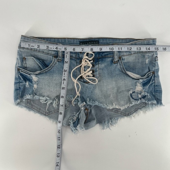 Billabong Lite Hearted Distressed Cut Off Jean Shorts Size 3 Women’s - Picture 4 of 4